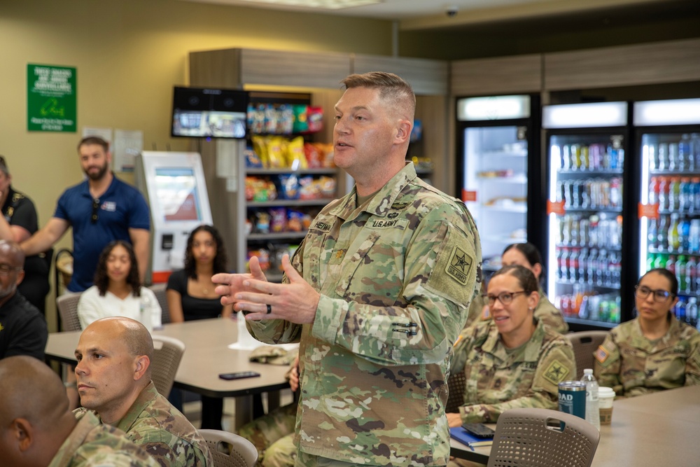 Putting People First: Chef Robert Irvine visits Fort Belvoir to champion Warfighter Wellness