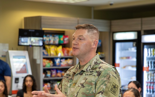 Putting People First: Chef Robert Irvine visits Fort Belvoir to champion Warfighter Wellness