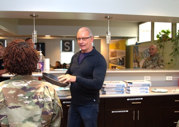 Putting People First: Chef Robert Irvine visits Fort Belvoir to champion Warfighter Wellness