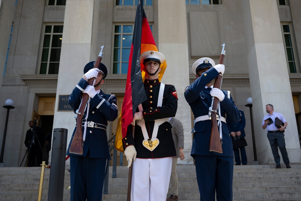 SD Hosts German Minister of Defense