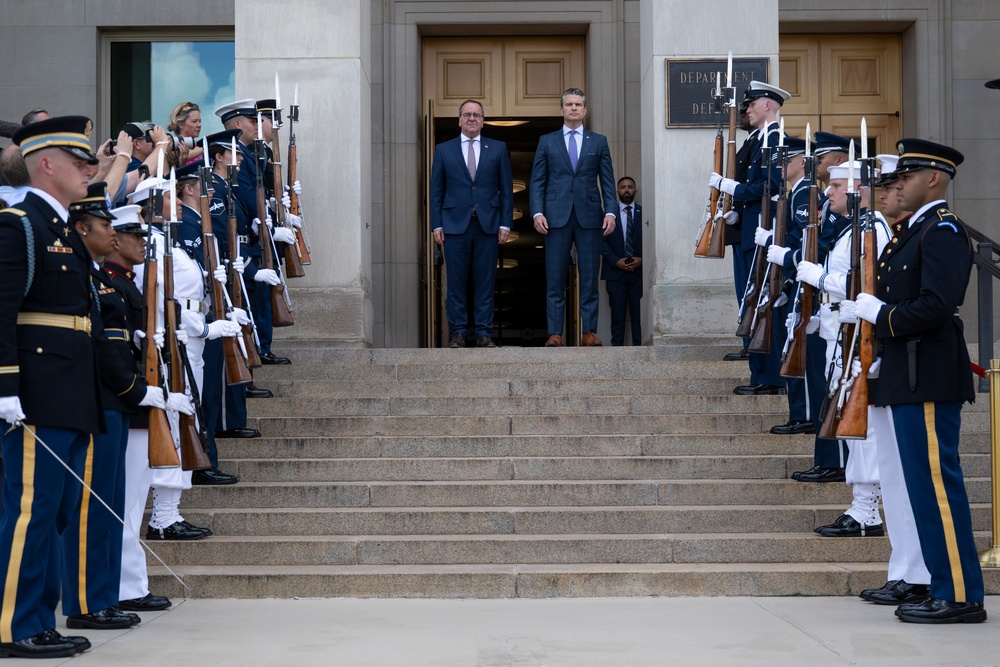 SD Hosts German Minister of Defense