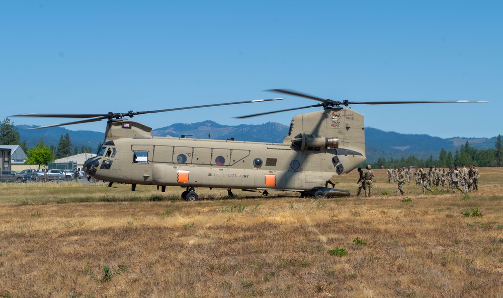 Oregon Guard Soldiers Take Flight During MEDEVAC Training