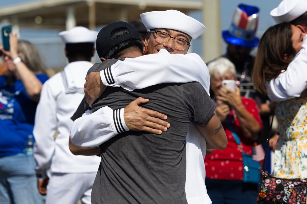 USS Sullivans (DDG 68) Returns to Homeport After 8 Month Deployment