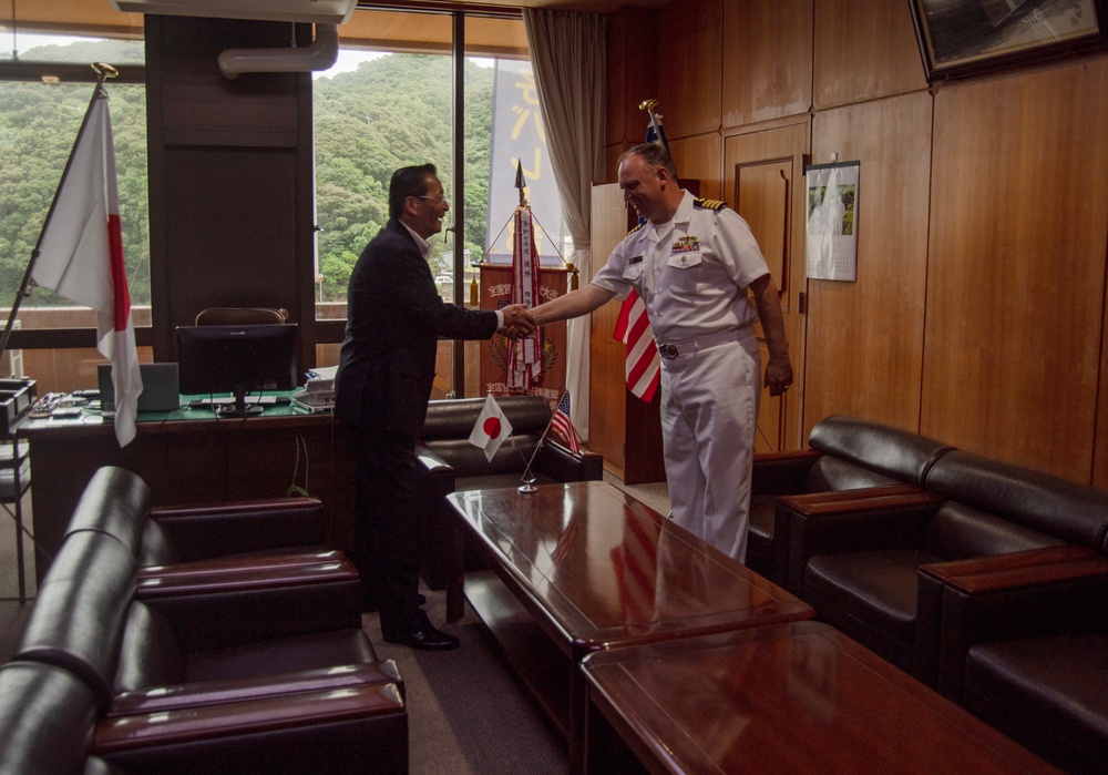 CFAS Commander Meets Saikai City Mayor
