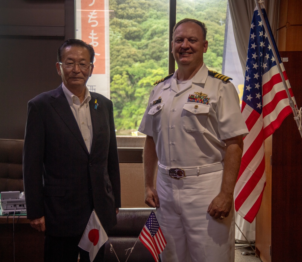 CFAS Commander Meets Saikai City Mayor