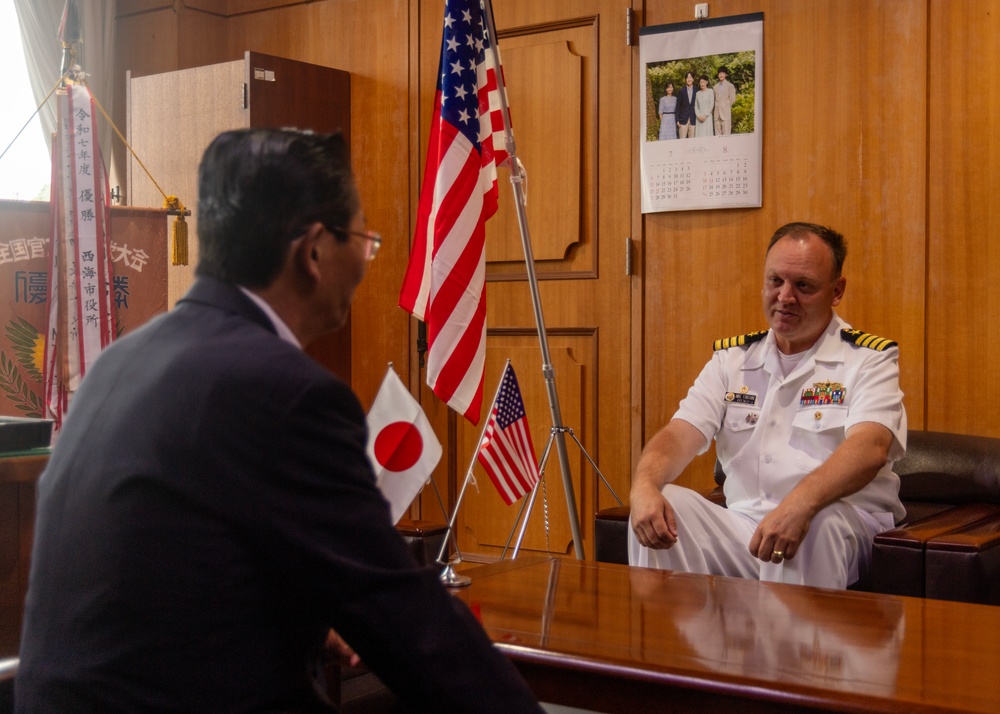 CFAS Commander Meets Saikai City Mayor