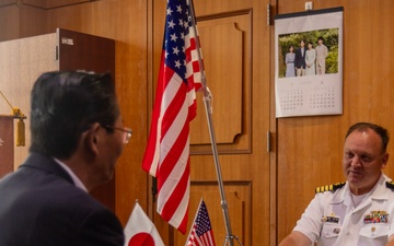 CFAS Commander Meets Saikai City Mayor