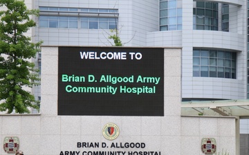 Col. Moon Visit the Brian D. Allgood Army Community Hospital