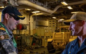 Royal Australian Navy Maritime Component Commander visits USS America (LHA 6)