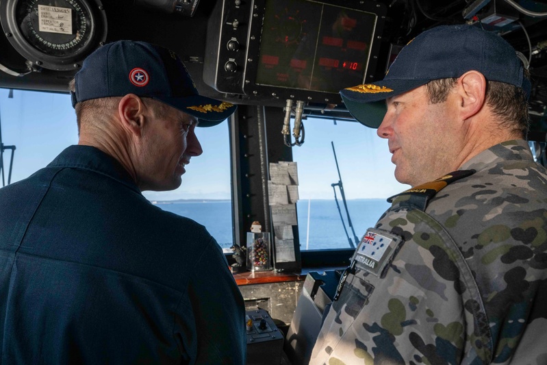Royal Australian Navy Maritime Component Commander visits USS America (LHA 6)