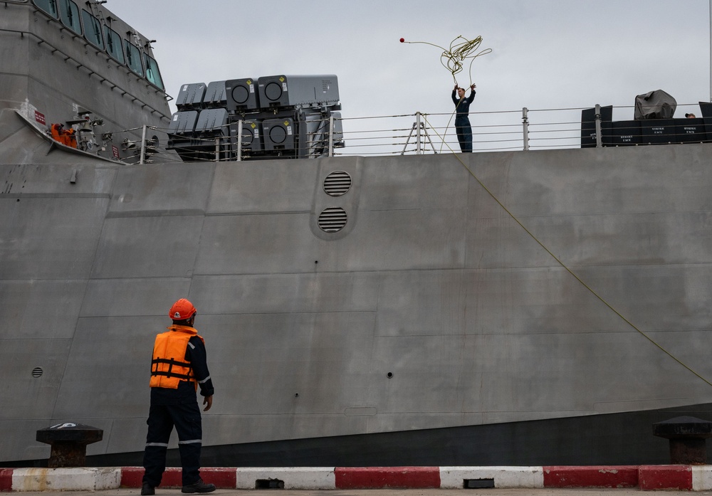 USS Santa Barbara (LCS 32) pulls into Chuk Samet Port
