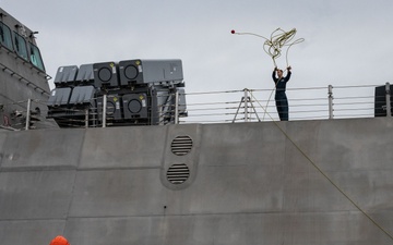 USS Santa Barbara (LCS 32) pulls into Chuk Samet Port