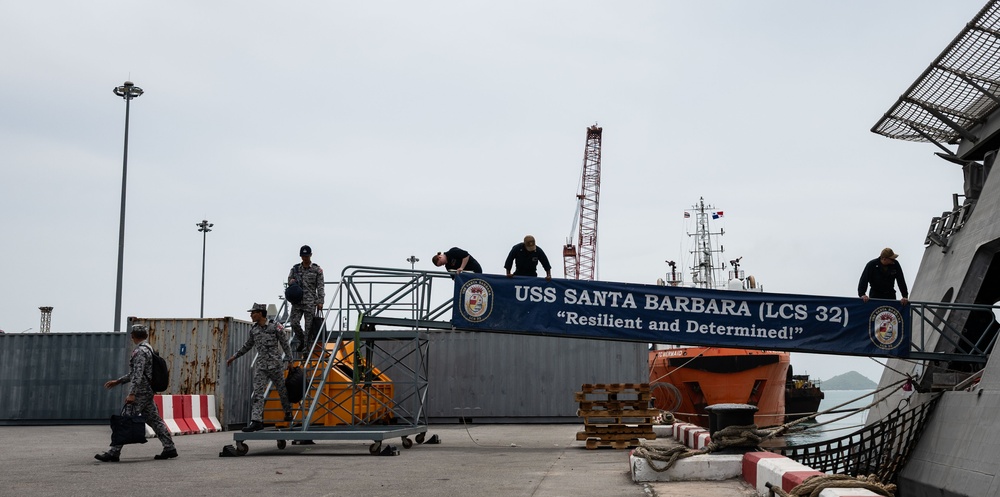 USS Santa Barbara (LCS 32) pulls into Chuk Samet Port
