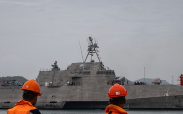 USS Santa Barbara (LCS 32) pulls into Chuk Samet Port