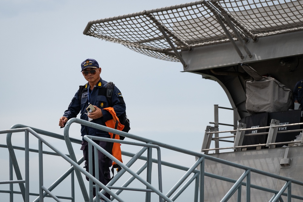 USS Santa Barbara (LCS 32) pulls into Chuk Samet Port