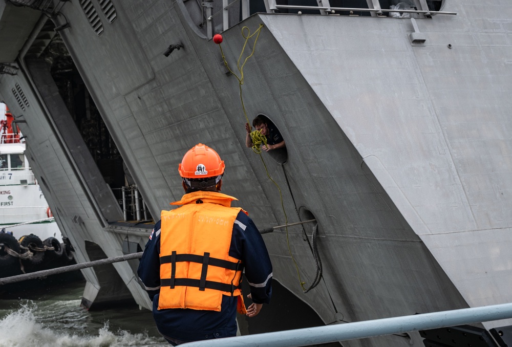 USS Santa Barbara (LCS 32) pulls into Chuk Samet Port