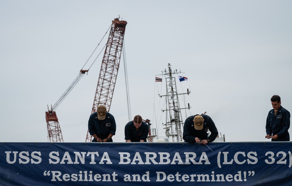 USS Santa Barbara (LCS 32) pulls into Chuk Samet Port