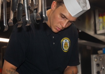 USS Benfold (DDG 65) holds Top Chef competition celebrating Fourth of July