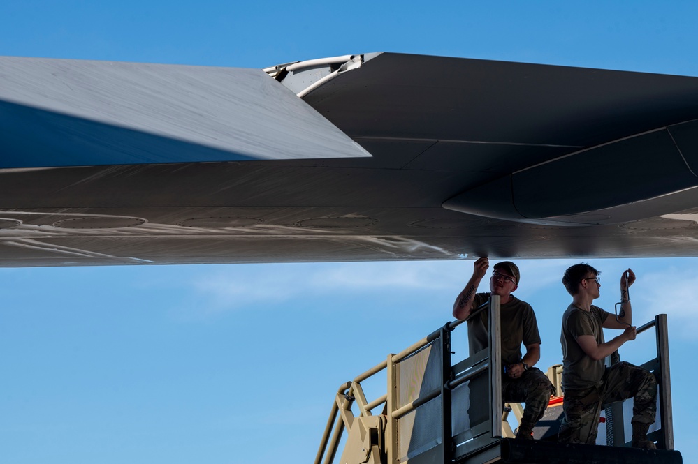 Talisman Sabre 25: Airmen prepare aircraft for aerial refueling missions in Australia