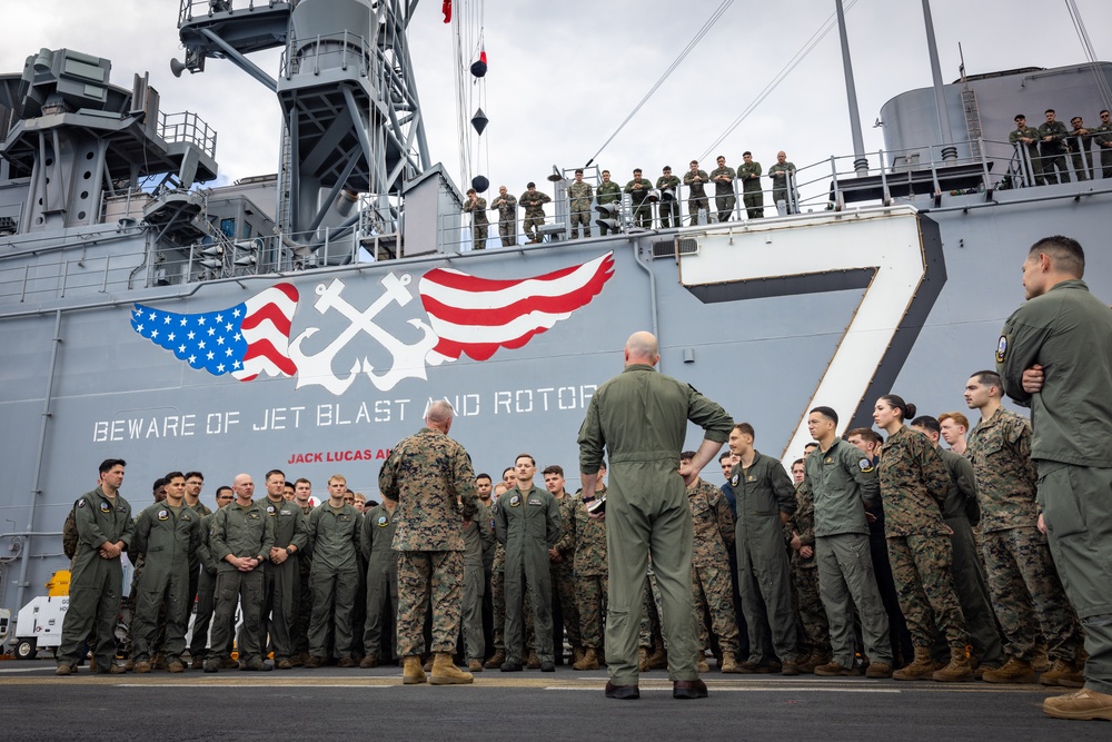 Commandant, Gen. Eric Smith visits USS Iwo Jima 22nd MEU