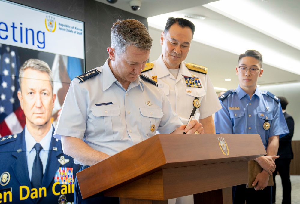 CJCS Participates in Guest Book Signing