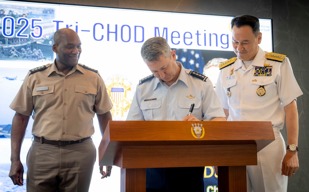 CJCS Participates in Guest Book Signing