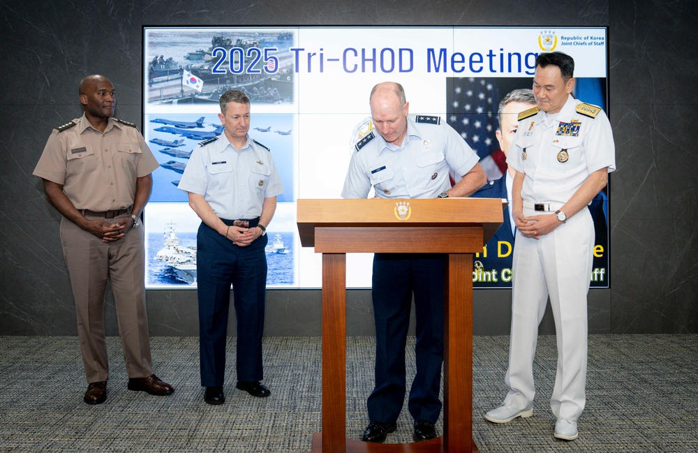 CJCS Participates in Guest Book Signing