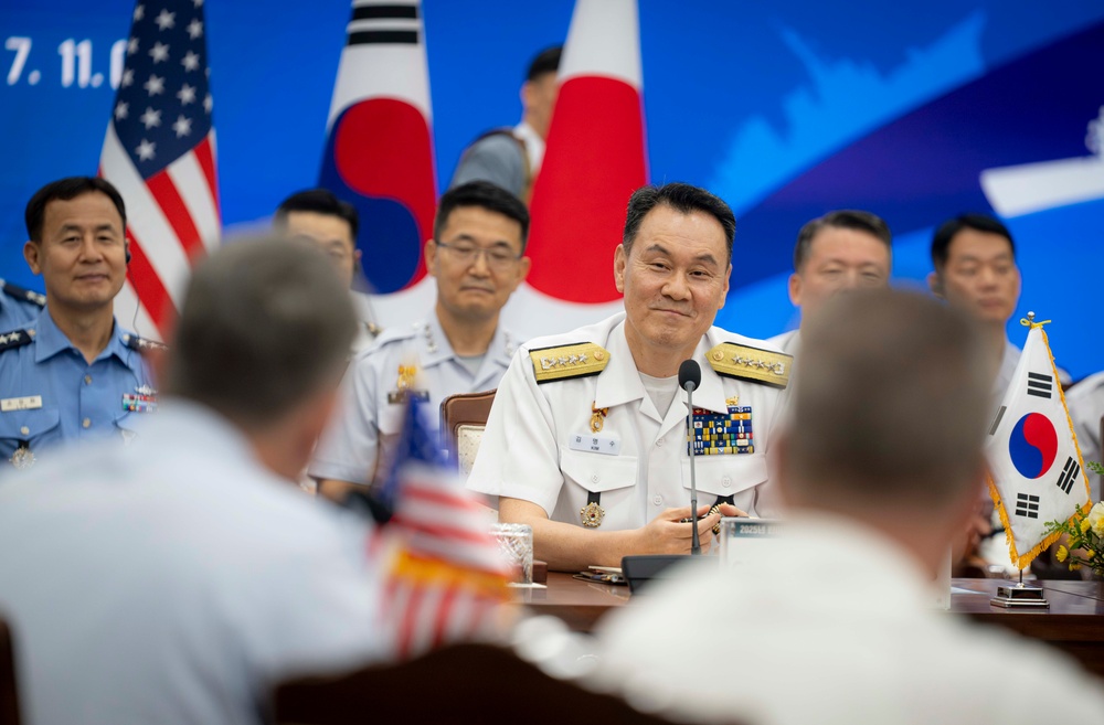 CJCS Participates in Tri-CHOD Meeting