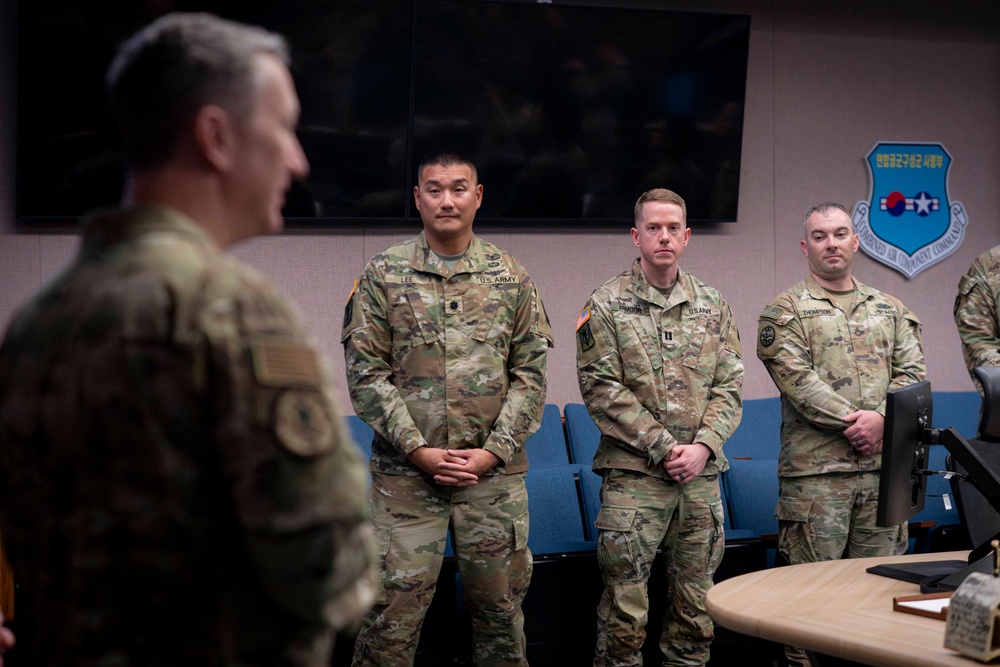 CJCS Meets with Service Members