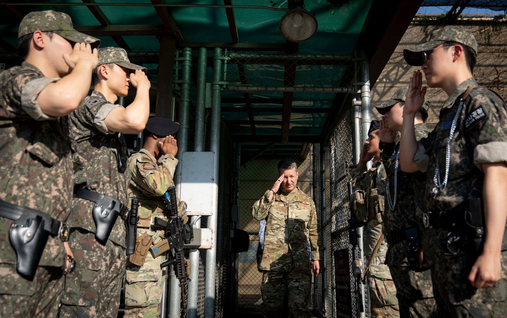 CJCS Meets with Service Members