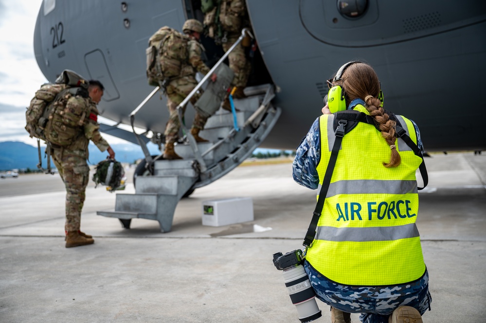 U.S. Soldiers depart in support of exercise Talisman Sabre
