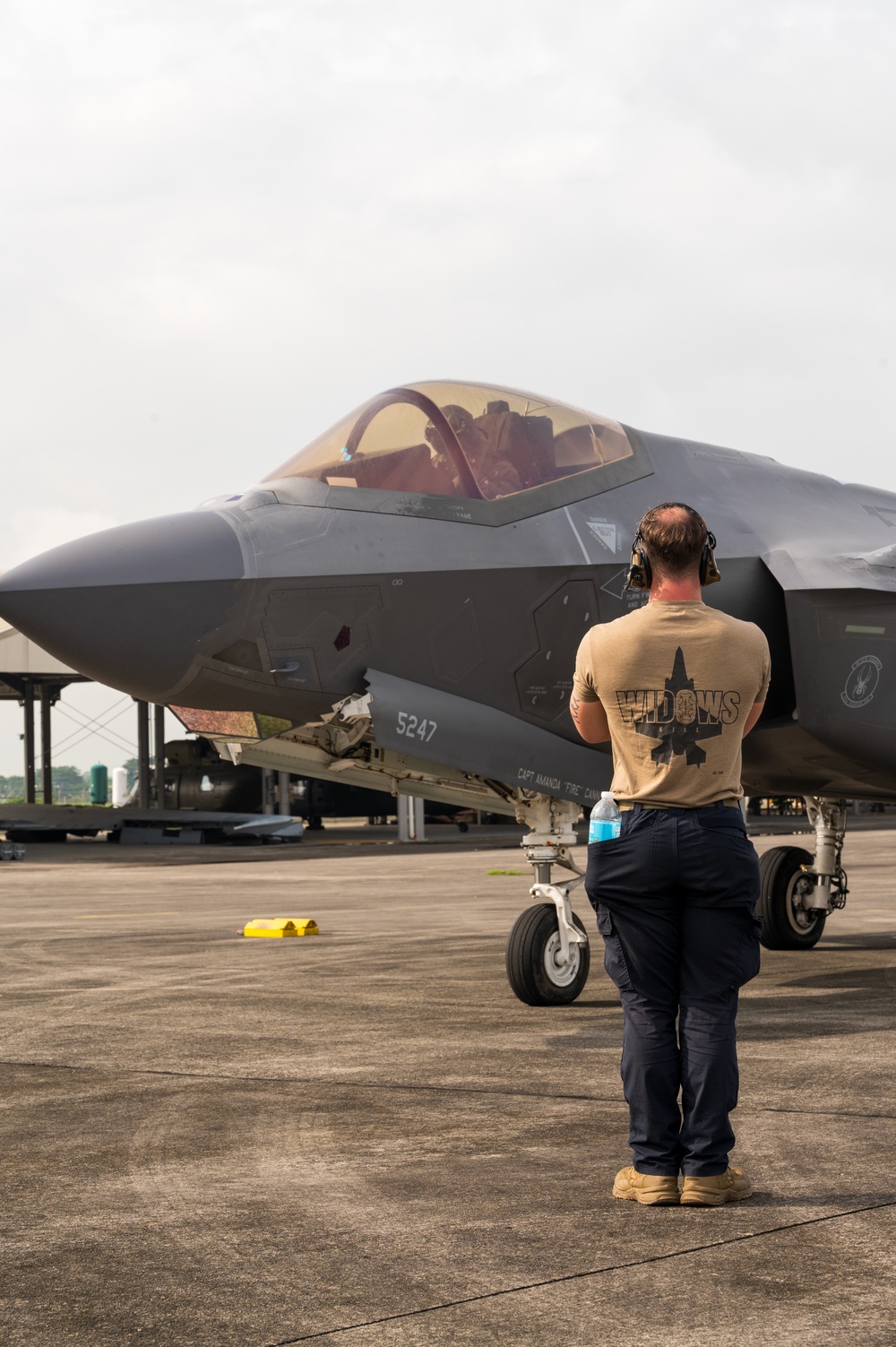Cope Thunder 25-2: USAF crew chief marshals an F-35A Lightning II for departure