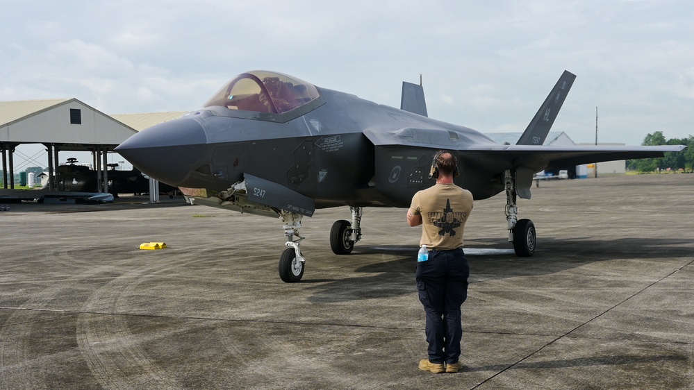Cope Thunder 25-2: USAF crew chief marshals an F-35A Lightning II for departure