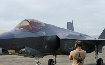 Cope Thunder 25-2: USAF crew chief marshals an F-35A Lightning II for departure