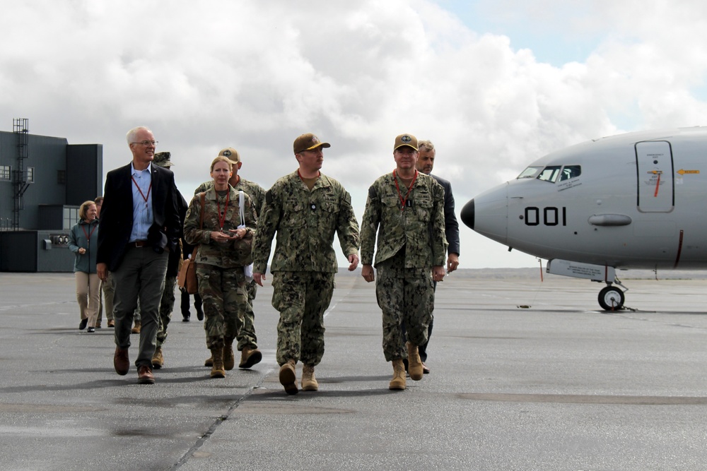 Adm. Stuart B. Munsch visits U.S. VP Squadrons