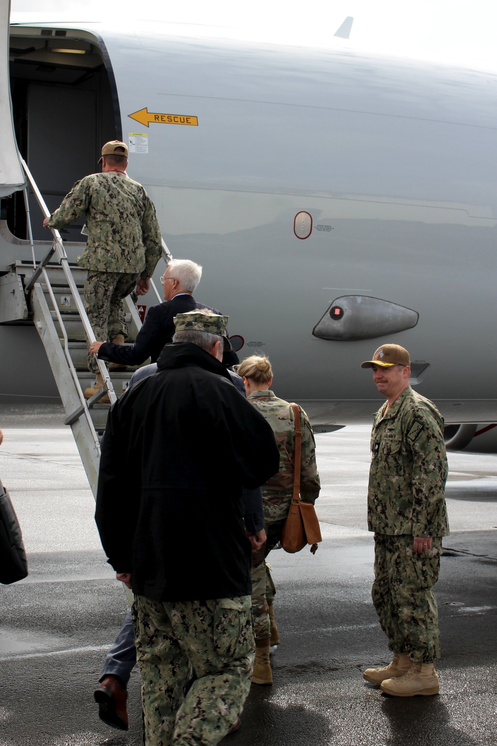 Adm. Stuart B. Munsch visits U.S. VP Squadrons