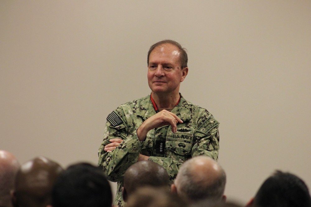 Adm. Stuart B. Munsch visits U.S. VP Squadrons