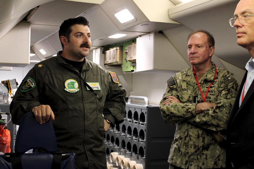 Adm. Stuart B. Munsch visits U.S. VP Squadrons