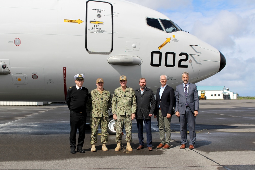 Adm. Stuart B. Munsch visits U.S. VP Squadrons