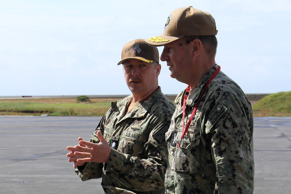 Adm. Stuart B. Munsch visits U.S. VP Squadrons