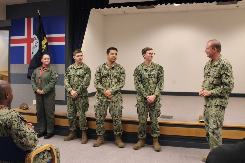 Adm. Stuart B. Munsch visits U.S. VP Squadrons