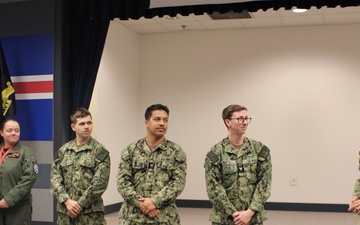 Adm. Stuart B. Munsch visits U.S. VP Squadrons