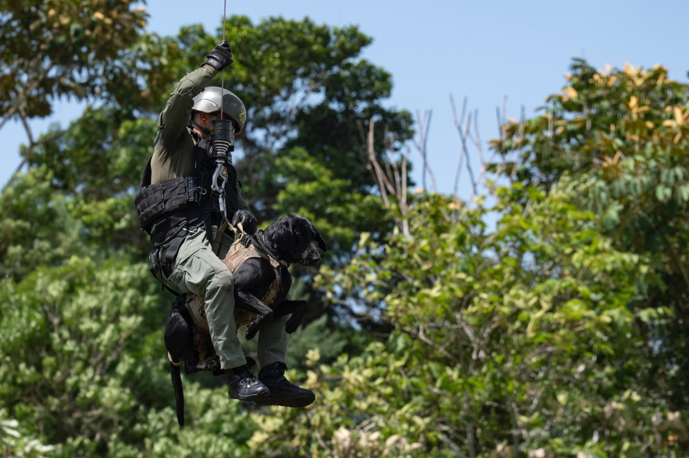 JTF-Bravo support Panamanian K-9 handler hoist operations during PANAMAX-Alpha PH I