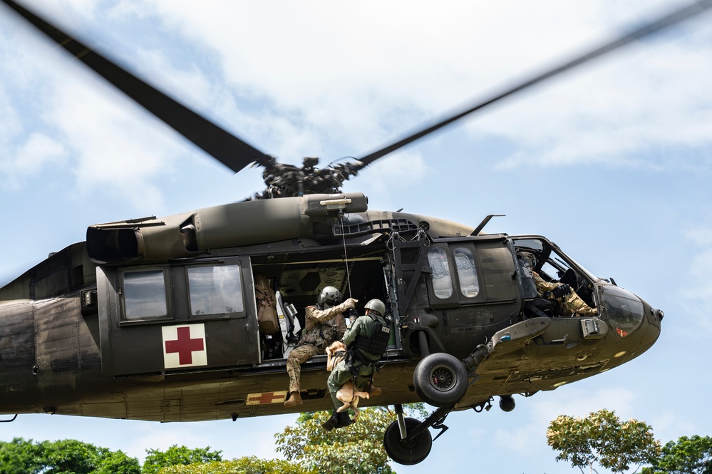JTF-Bravo support Panamanian K-9 handler hoist operations during PANAMAX-Alpha PH I
