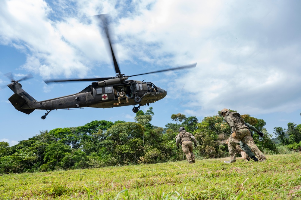 JTF-Bravo support Panamanian K-9 handler hoist operations during PANAMAX-Alpha PH I