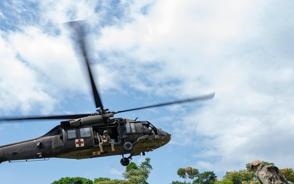 JTF-Bravo support Panamanian K-9 handler hoist operations during PANAMAX-Alpha PH I