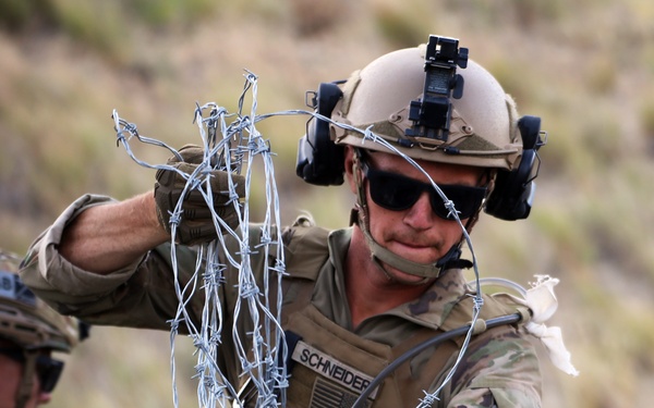 Engineers Construct a Defensive Position During Raven Focus