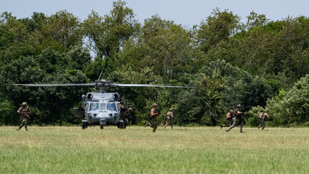 U.S. Navy SEALs, HSC-7, HSC-28 Conduct Cast and Recovery and Helo Familiarization Training