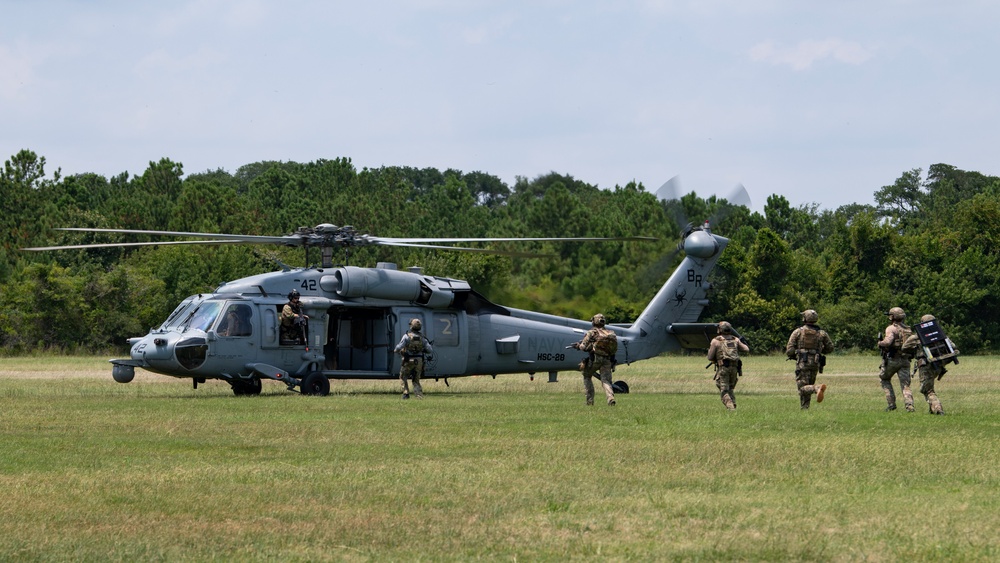 U.S. Navy SEALs, HSC-7, HSC-28 Conduct Cast and Recovery and Helo Familiarization Training