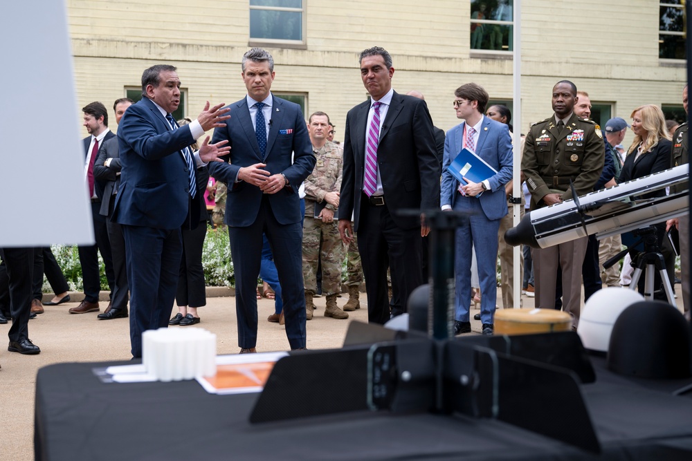 SD, USD(R&amp;E) Tour Multi-Domain Autonomous Displays at Pentagon